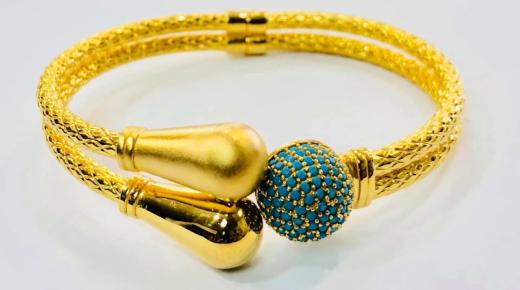 Wat is de interpretatie van de droom van een gebroken gouden armband van Ibn Sirin?