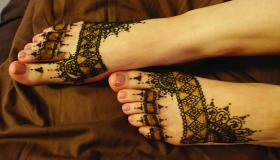 Interpretatie van een droom over henna op de voeten van een alleenstaande vrouw door Ibn Sirin, en een interpretatie van een droom over henna op de handen en voeten van een alleenstaande vrouw
