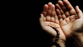 Wat is die uitspraak oor die opening van smeking in gebed? Hoeveel keer word die openingsgebed gesê? Is die openingsgebed verpligtend?