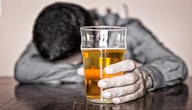 Leer de interpretatie van een droom over het drinken van alcohol voor alleenstaande vrouwen