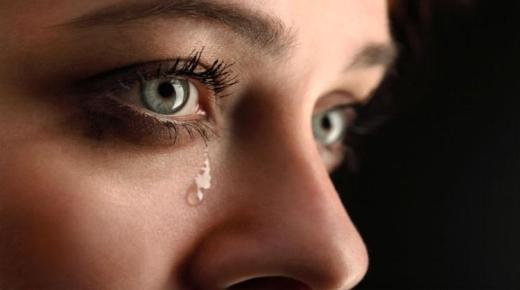 इब्न सिरिन के अनुसार सपने में उदासी और रोने के बारे में सपने की व्याख्या के बारे में जानें