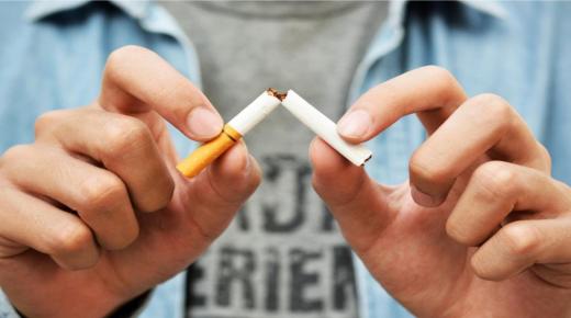 ဆေးလိပ်နှင့် မူးယစ်ဆေးဝါးအကြောင်း အပြည့်အစုံ ထုတ်လွှင့်သည့် ကျောင်းရေဒီယိုတစ်ခု၊ ဆေးလိပ်သောက်ခြင်းဆိုင်ရာ နံနက်ခင်းမိန့်ခွန်းနှင့် ဆေးလိပ်သောက်ခြင်းဆိုင်ရာ အသံလွှင့်ဌာနအတွက် ဇာတ်လမ်းအကျဉ်း၊