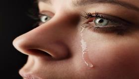 Tolkning av å se en person gråte i en drøm av Ibn Sirin