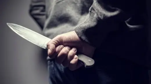 इब्न सिरिन के अनुसार एक विवाहित महिला को सपने में चाकू से वार करने की क्या व्याख्या है?