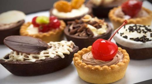 Mësoni interpretimin e ëndrrës së të ngrënit të ëmbëlsirave për gratë beqare nga Ibn Sirin
