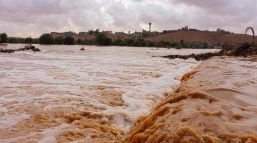 Дознајте повеќе за толкувањето на сонот за поплава без дожд во сон според Ибн Сирин