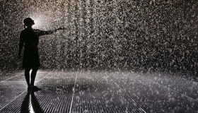 Vad vet du om tolkningen av att gå i regnet i en dröm för ensamstående kvinnor?