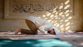 Wat is de interpretatie van het zien van wassing en gebed in een droom door Ibn Sirin?