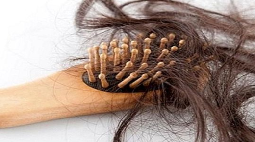 פרשנות של נשירת שיער בחלום ושיער ראש נושר בחלום מאת אבן סירין ואימאם אל-סאדיק