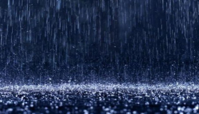 Wat is de interpretatie van de droom van zware regen 's nachts door Ibn Sirin?