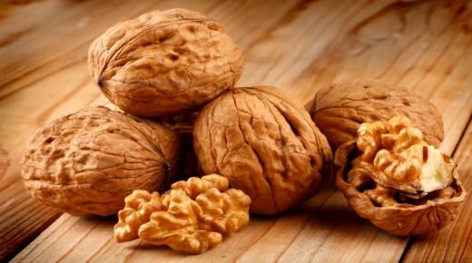 Wat is de interpretatie van een droom over het eten van walnoten in een droom van Ibn Sirin?