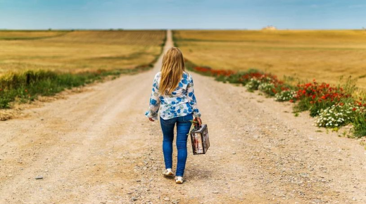 इब्न सिरिन द्वारा एकल महिलाओं के लिए सपने में चलने की सबसे महत्वपूर्ण 50 व्याख्याएँ