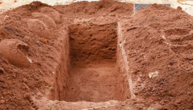 Hva betyr det å se en grav i huset i en drøm for enslige og gifte kvinner?