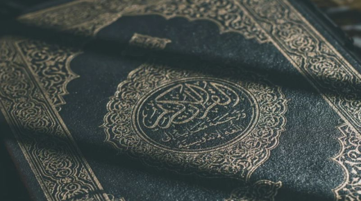 De belangrijkste 20 interpretatie van de droom van het horen van de koran in een droom door Ibn Sirin