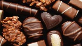 Hva du ikke vet om tolkningen av å se å spise sjokolade i en drøm av Ibn Sirin