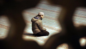Wat is Ibn Sirin se interpretasie om iemand in 'n droom te sien bid?
