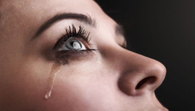 Hva er tolkningen av en drøm om å gråte for en singel kvinne?