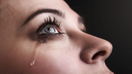 एक अकेली महिला के लिए रोने के सपने की व्याख्या क्या है?