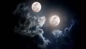 Lär dig tolkningen av att se två månar i en dröm av Ibn Sirin