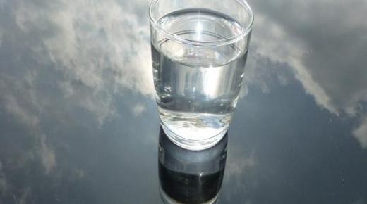 Wat is de interpretatie van drinkwater in een droom door Ibn Sirin?