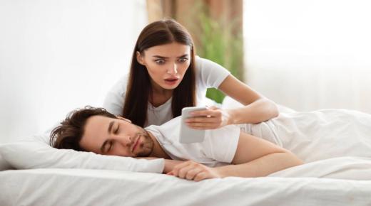 इब्न सिरिन के अनुसार एक सपने में एक पति के अपनी पत्नी की बहन के साथ सोने के सपने की व्याख्या के बारे में जानें