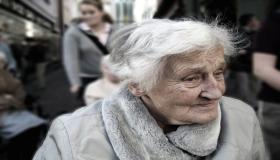 सपनामा वृद्ध महिलाको उपस्थितिको लागि इब्न सिरिनको व्याख्या