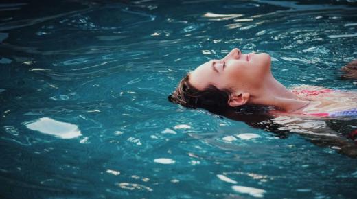 सपने में तैरने के बारे में इब्न सिरिन की व्याख्या के बारे में जानें