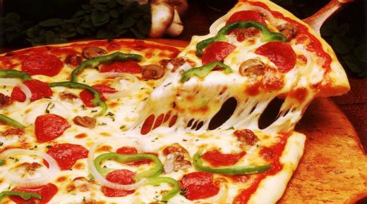 Interpretatie van een droom over pizza in een droom en eten of bereiden?
