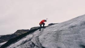 इब्न सिरिन द्वारा सपने में पहाड़ पर चढ़ने की व्याख्या क्या है?