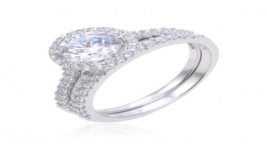 Naučite tumačenje snova o srebrnom prstenu za udatu ženu od Ibn Sirina, tumačenje snova o nošenju srebrnog prstena na lijevoj ruci udate žene i tumačenje sna o nošenju srebrnog prstena.
