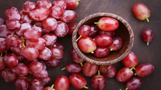 Wat weet jij over de interpretatie van een droom over rode druiven in een droom door Ibn Sirin?