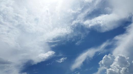 Hva er tolkningen av å se skyer i en drøm av Ibn Sirin?