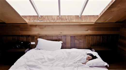 Научете го толкувањето на гледањето на креветот во сон од Ибн Сирин