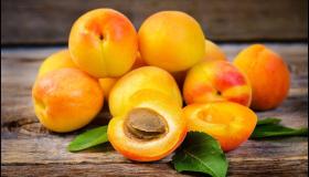 ການຕີຄວາມສົມບູນຂອງການເຫັນ apricots ໃນຄວາມຝັນໂດຍ Ibn Sirin ແລະນັກວິຊາການອາວຸໂສ