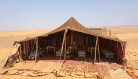 ທຸກສິ່ງທຸກຢ່າງທີ່ທ່ານກໍາລັງຊອກຫາໃນການຕີຄວາມເຫັນທີ່ດິນແລະ tent ໃນຄວາມຝັນໂດຍ Ibn Sirin